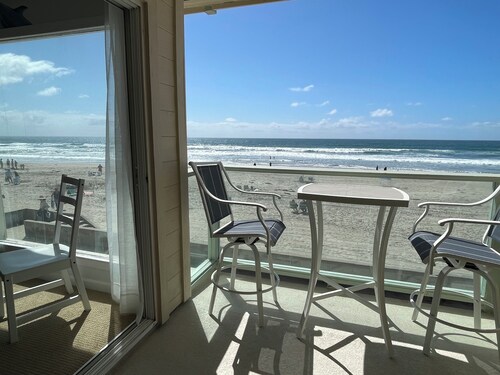 Stunning oceanfront retreat right on the Mission Beach Boardwalk! Parking!