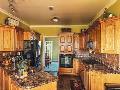 Ocean-View Inn in Gros Morne | Sleeps 12 | 5 Ensuite Rooms + Full Kitchen