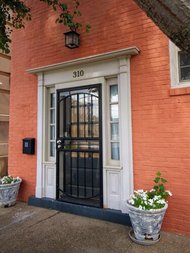 Downtown Haven Retreat - 2 Bed/2 Bath Flat in the Heart of Downtown - Sleeps 4