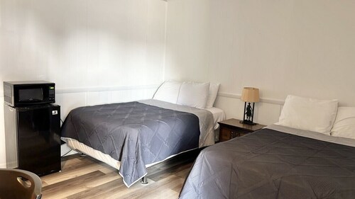 Room 27 - Double Queen - Sleeps 4 - Harper Motel