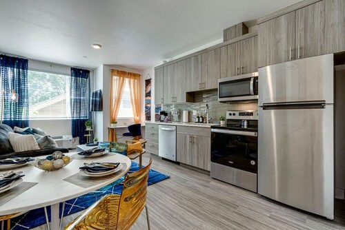 Modern & Bright Walkable Alberta Condo, Fast WiFi