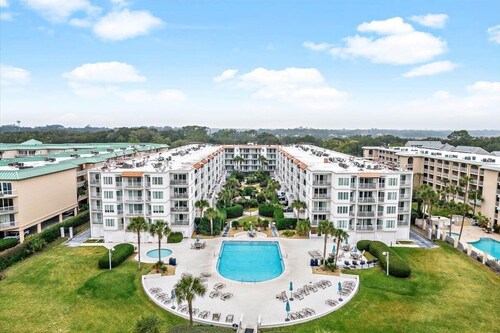 Steps to the Beach and Restaurants! Balcony Ocean View, Pool & Pickleball!