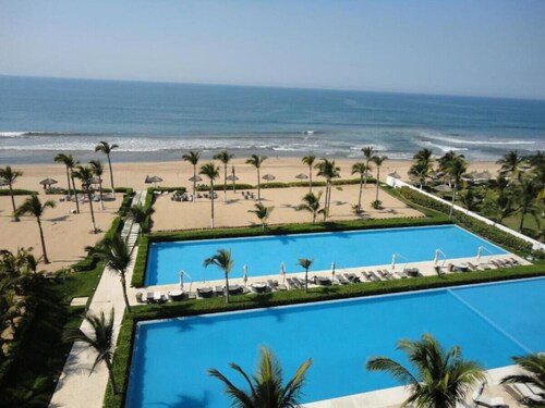 Beachfront 4 bedroom condo with amazing views