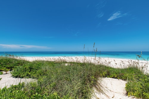 New Luxury Beachfront Bungalows w/Heated Pool, Pink-Sand Beach