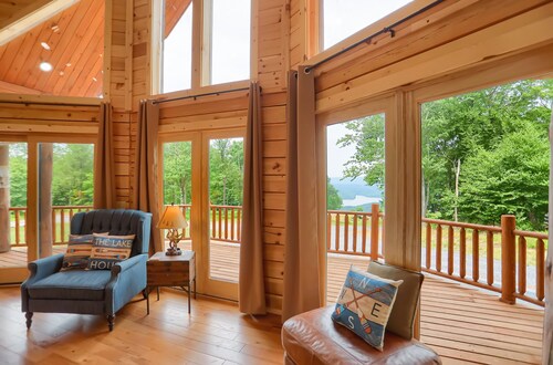 Eagle's Escape - Mountain top lodge with spectacular views