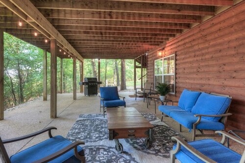 Rural 6 bedroom cabin - With a Hot Tub!