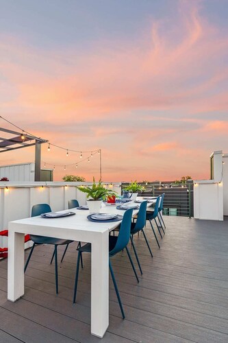 The Bluebell - Rooftop Lounge with Hot Tub!