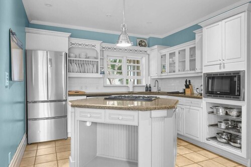 Mins to Beach | Downtown 5BR w/ Pool, Patio & BBQ