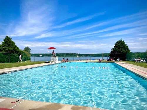 Cozy Pocono Retreat-Indoor Games-HotTub-Trampoline-Winter Fun