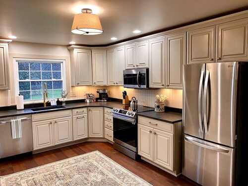 Madison Estate · Madison Farmhouse: Lake, Wineries & Family Fun