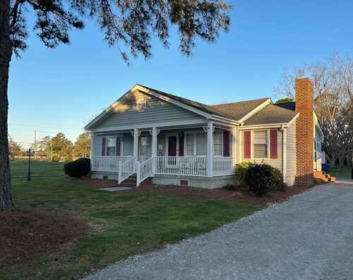 Nana’s Charming 4-bedroom cottage in serene Belhaven close to all amenities.
