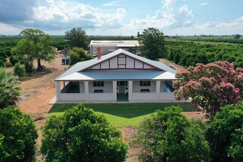 Unique Cottage in orchard setting - quiet, peaceful setting close to town
