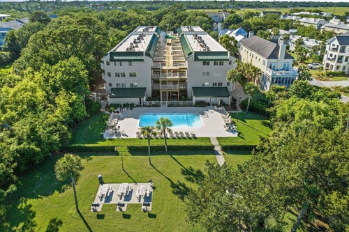 Beachfront Top Floor Condo | Pool | Elevator | Balcony | Beach Gear | Ground-Level Storage