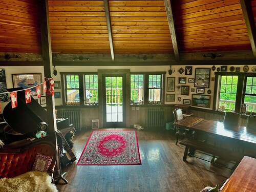 Beautiful custom octagon chalet close to the Kilcher homestead.