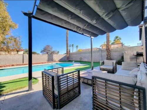 Close to strip | 7 beds, Pool, backyard, BBQ