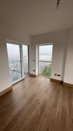 Exquisite Riverside Living in a Stunning Flat