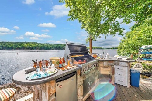 Lakefront + Views + 5 Bdrm + Kayaks + Out. Kitchen
