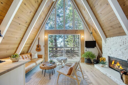 A-frame Retreat Chic and Modern Forest Views, Hammock, Outdoor Dining, Decks