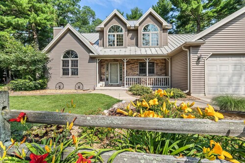 5BR Retreat: Waterfront, Kayaks, BBQ & More