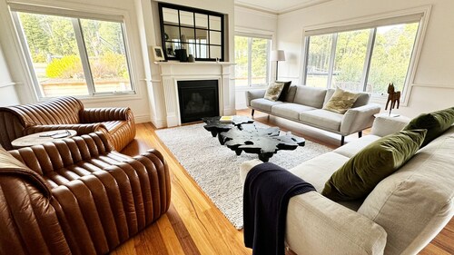 Country Escape: Luxe Family Haven with Sports Court, Games& Entertainment Galore