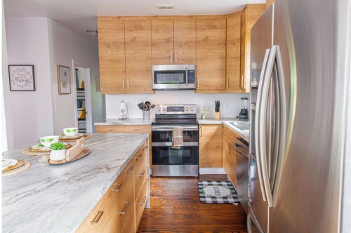 Cozy and Gorgeous 2br/1ba Near Amazing Downtown
