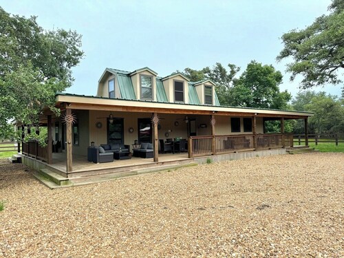 Charming 5-bedroom farmhouse in Rock Island with WiFi, AC, lake front