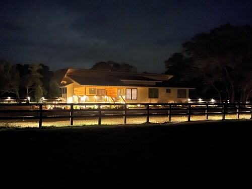 Charming farmhouse with 4 bedrooms and WiFi, AC in lovely Rock Island