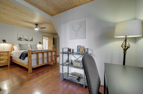 Franklin A-Frame with Hot Tub and Mountain Views