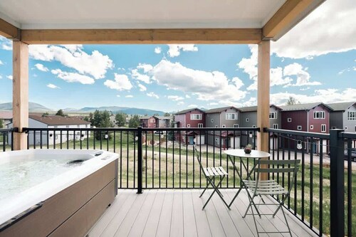 New MTN Retreat | Hot Tub | Deck Views | Fraser