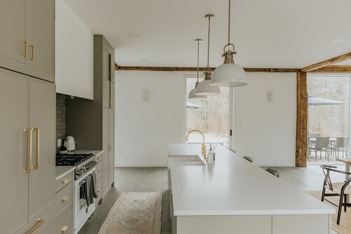 Modern Converted Barn with Hot Tub!