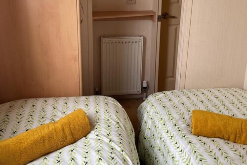 Cozy Camber Caravan 3 Bedroom Retreat With Decking