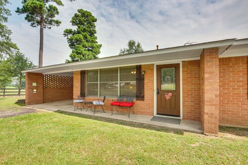 Family-Friendly De Kalb Getaway w/ Fire Pit!