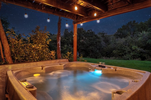 Hot Tub, Riverfront, 15 min to Hot Springs & Skiing