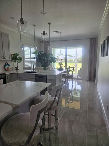 New 2-bed.2bath house in tranquil Fort Pierce. Walk to Beach and restaurants