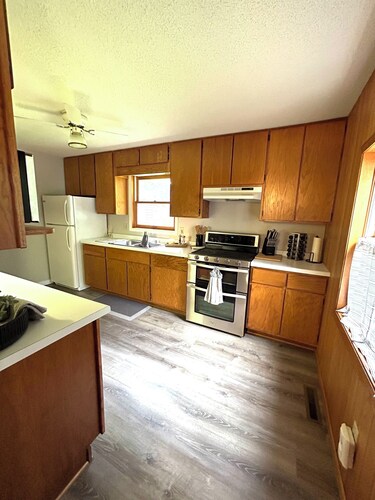 Cozy 3-bedroom cabin in Phillips on Soo Lake w/ WiFi, kayaks, fire pit & grill