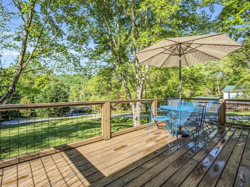 Pet-Friendly, Convenient Cabin Minutes from Downtown Hendersonville