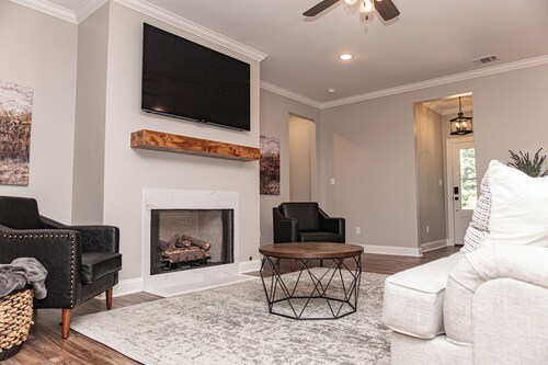 PeachyPointe- New-Cute&Cozy-3Bedroom- Sleeps 6-Fenced In backyard-NearLaTech!