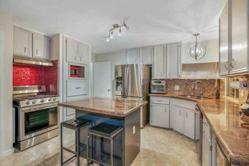 Peaceful Boho stays-4BRs-amazing pool-patio&deck-mini golf-Stafford