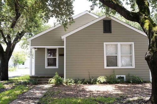 7 Minute Walk to Kyle Field - Charming Cottage