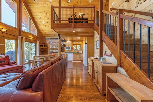 Straight From The Heart, Cozy Log Cabin at Hartland Lake Near Lyle