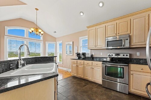 💥Heated Pool Included! Hot Tub💥Semi Ocean Front! 5 Minute Walk to Beach💥Pets