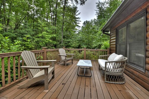 La La's Cabin Fire Pit Pet friendly sleeps 8 Secluded