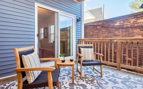 Jennifer's Walkable Getaway Relaxing Deck