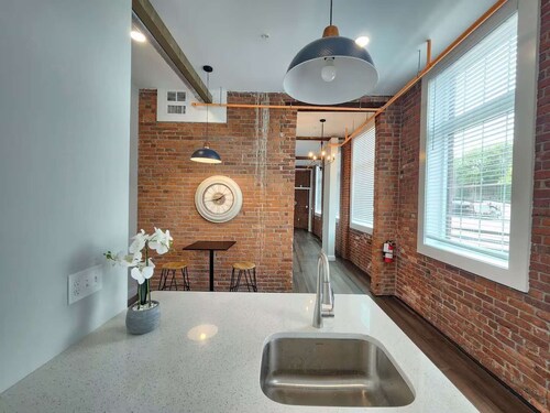 Jennifer's Vibrant Historic Brick Loft Private Apartment
