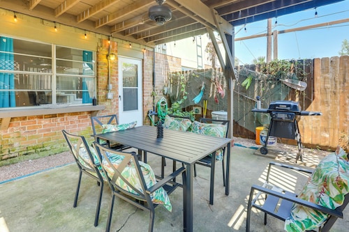 Townhome Near Beach in Galveston: Furnished Patio!