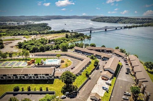 NEWLY REMODELED TABLE ROCK LAKEFRONT RESORT-
POOL-FUN-LAKE ACCESS