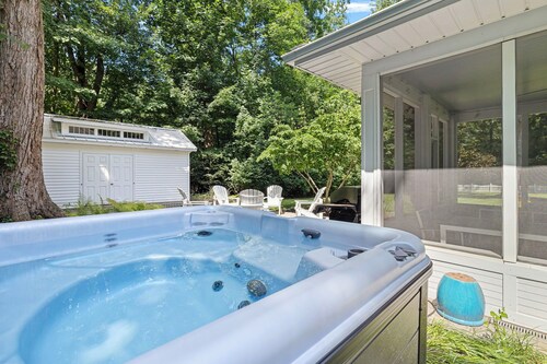 Juniper Presents: A Classic Lakeside Cottage w/ Hot Tub, Steps from the Beach