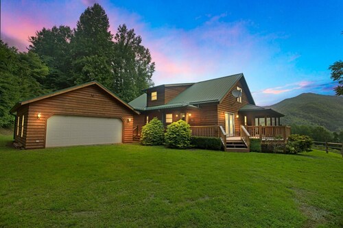 Cozy Mountain Retreat W/ Scenic Views 3 Bedroom Home by RedAwning