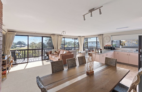 Bangalee by the Sea.
Reconnect with family friends at beautiful Pambula Beach.