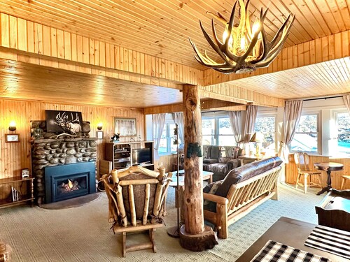 ♥ Downtown Cabin Oasis, hot tub, fireplace, AC, WD, walk to town, 5 mins to RMNP